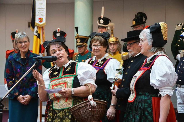 Die Original Staufener Trachtengruppe ...este Neujahrswnsche an die Landrtin.  | Foto: Sebastian Wolfrum