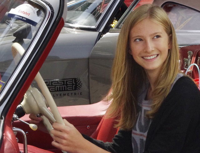 Paula in einem schicken alten Mercedes bei der Schauinsland-Klassik  | Foto: Sonja Zellmann