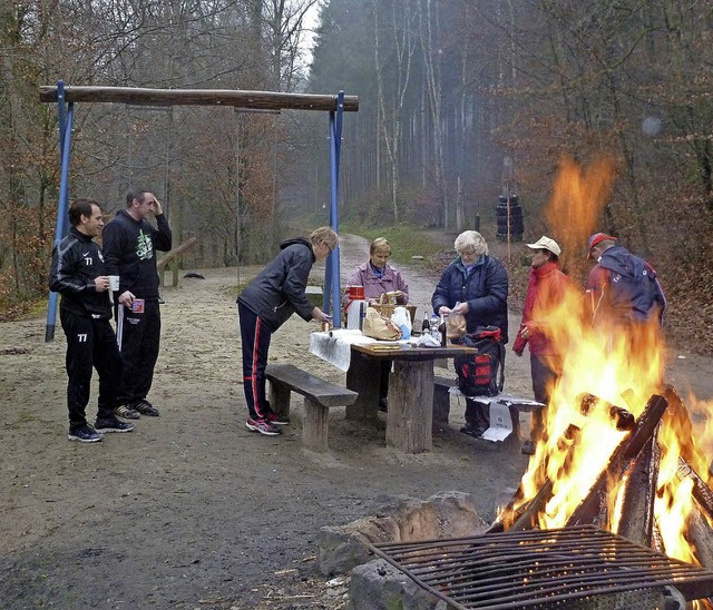 Mit einem znftigen Feuer, bei Glhwei...ten die TuS-Jedermnner das alte Jahr.  | Foto: ZVG