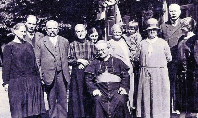 Bischof Anton Joseph Schuler bei einem...er Eltern, Oberprechtal, im Jahr 1930   | Foto: Archiv Lothar Moser