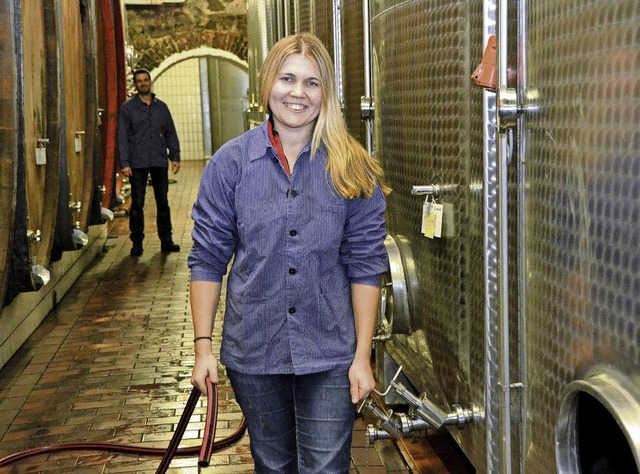 Weinbautechnikerin Nicole End und Kell...d hat ein besonderes Augenmerk darauf.  | Foto: suwa wortwahl