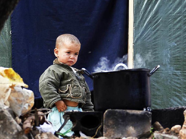 Dieser syrische Junge bekommt in einem...dten Syriens hungert die Bevlkerung.   | Foto: dpa