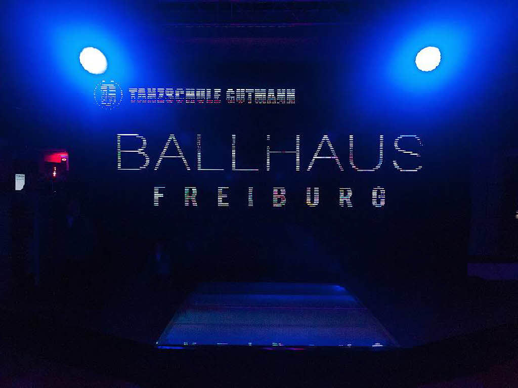 Mit einer Tanzshow, Engeln in Wei und Gold und Cocktails haben die Gste der Tanzschule Gutmann am Donnerstagabend die Erffnung des Ballhaus Freiburg gefeiert. Damit nicht genug: Zwei weitere Ballabende folgen.