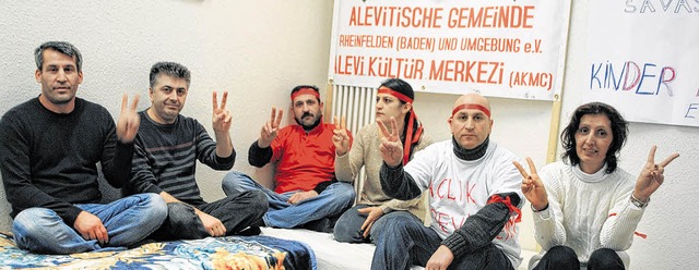 Ahmet Kaydul (links) mit Mitgliedern d...chen Gemeinde Rheinfelden und Umgebung  | Foto: Juliane Schlichter