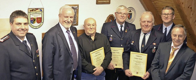 Rudolf Rombach (Dritter von links), Wi...r 170 Jahre im Feuerwehrdienst geehrt.  | Foto: Jrg Schimanski