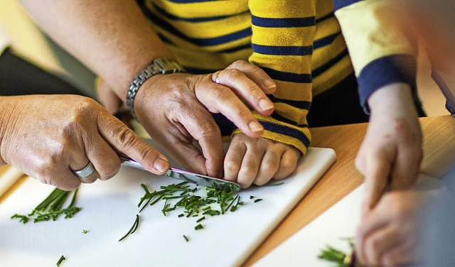 Schon Kindergartenkinder sollten den Umgang mit gesundem Essen erlernen.   | Foto: dpa