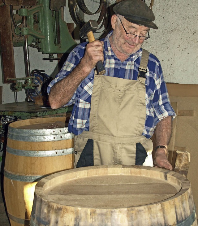 Der 75-jhrige Josef Schlegel ist viel...Stunden Arbeit stecken in einem Fass.   | Foto: Karin Steinebrunner