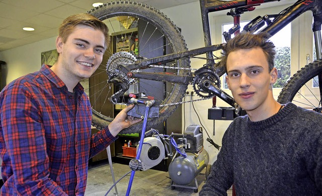 Marc Preiser (links) und Jonas Bayer f...das ihre Kette mit Luftdruck subert.   | Foto: Hrvoje Miloslavic
