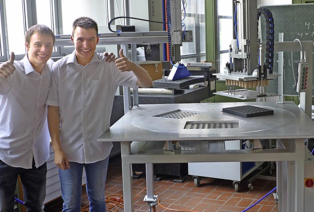 In der Schulwerkstatt tftelten Lukas ...hrem Stanzautomaten fr Schaumstoffe.   | Foto: Lena Steinbauer