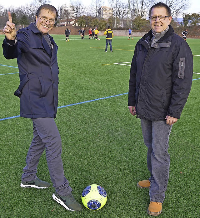 Der erste Kunstrasenplatz fr die Fub...er OB Klaus Eberhardt und Dieter Wild.  | Foto: Peter Gerigk/Heinz Vollmar/Stadt