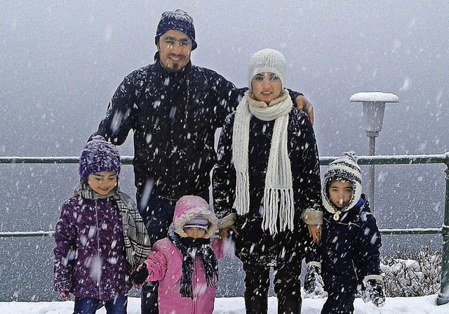 Muhammad und Massouda Hejri mit ihren ...diesjhrigen ersten Schnee in Titisee.  | Foto: Privat