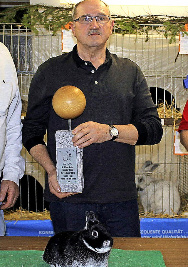 Kleine Kaninchen, groer Pokal, stolze...e bei den Ruster Kanin Open Rang eins.  | Foto: Mutz