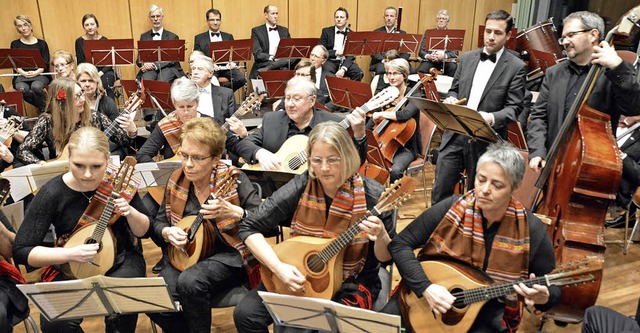 Die Mandolinengesellschaft war wegen d...Orchestergesellschaft im Hintergrund.   | Foto: Lauber