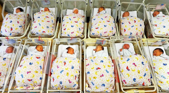 Die Geburtenstatistik fr 2015 liegt v...t wurden 532 Neugeborene registriert.   | Foto: dpa