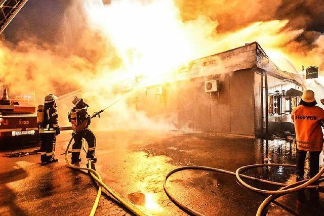Groeinsatz: Feuer zerstrt Supermarkt in Kehl