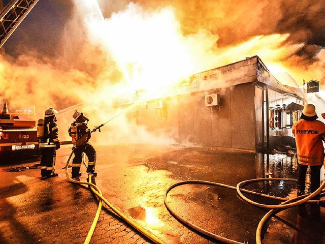 120 Einsatzkrfte der Feuerwehren kmp...er Stunden hinweg gegen die Flammen. .  | Foto: Annette Lipowsky/Lukas Habura