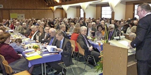 Brgermeister Hagenacker bei der Ansprache in der voll besetzten Winzerhalle  | Foto: Karlernst Lauffer