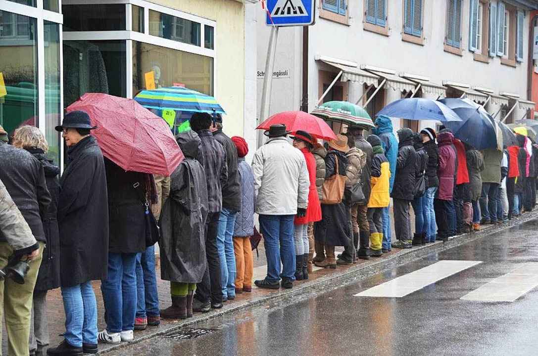 Stummer Protest: die Kanderner Menschenkette   | Foto: Markus Maier