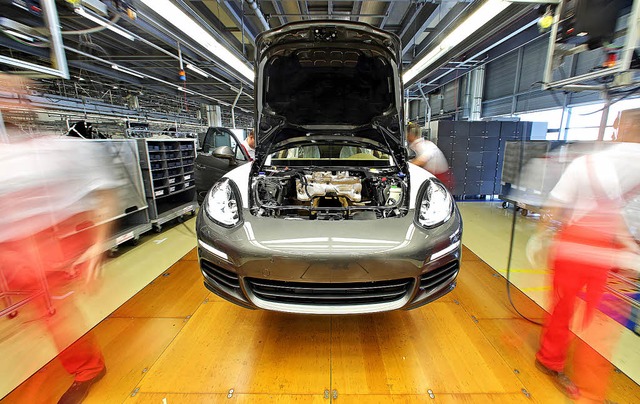 Das Porsche-Werk in Leipzig: &#8222;Ve...kvertrge&#8220;, wie Kritiker sagen.   | Foto: DPA