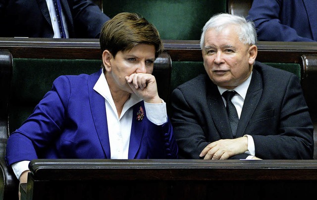 Jaroslaw Kaczynski (rechts ) und die p...Premierministerin  Beata Szydlo (PiS)   | Foto: DPA