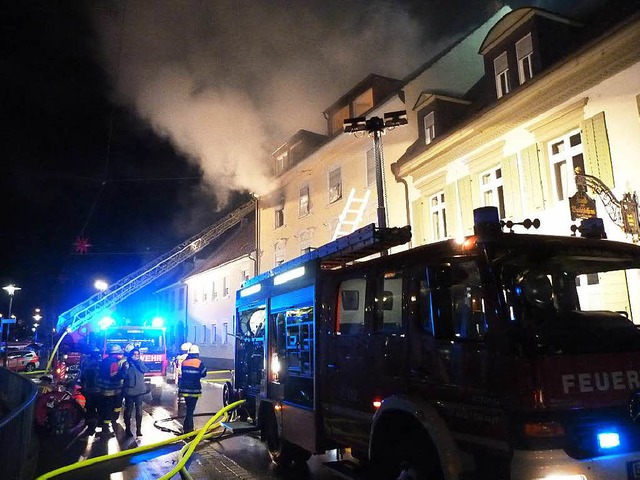 Dichter Qualm und Flammen schlugen in ...hoss des Gebudes Karl-Bautz-Strae 8.  | Foto: Feuerwehr