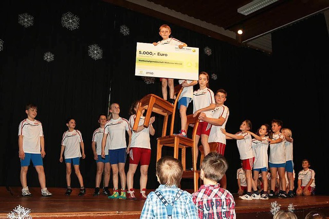 Mit einer Stuhlakrobatik setzten die T...as Grne Band&#8220; ins rechte Licht.  | Foto: Hans-Jrgen Hege