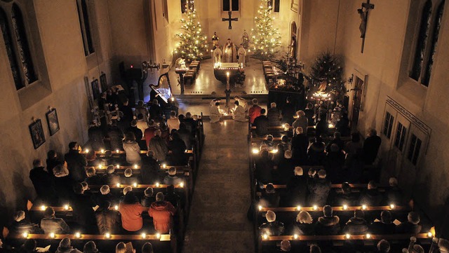 Kerzenschein erleuchtete die voll besetzte Herz-Jesu-Kirche zum Luzernarium.   | Foto: Wolfgang Knstle