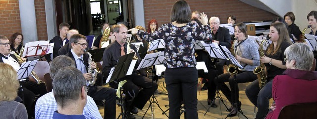 Christine Rall dirgiert hier das Saxophonorchester  | Foto: Georg Vo