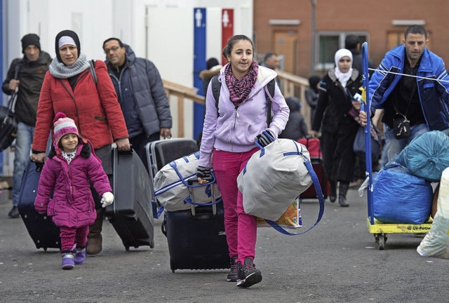 130 Flchtlinge kommen pro Woche im Landkreis an.    | Foto: Boris Roessler/dpa