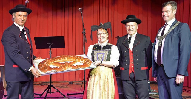 Mitglieder der Trachtengruppe &#8222;D...Rein die traditionelle Neujahrsbrezel.  | Foto: Agnes Pohrt/Christina Hohwieler