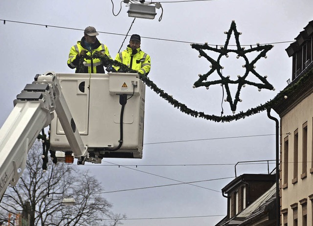 <ppp></ppp> und die Weihnachtsbeleuchtung wird abgebaut.   | Foto: Bernd Fackler