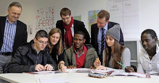 Josha Frey, Philipp Schlieer und Ulri...t die Deutschlehrerin Anja Schneider.   | Foto: Ansgar Taschinski