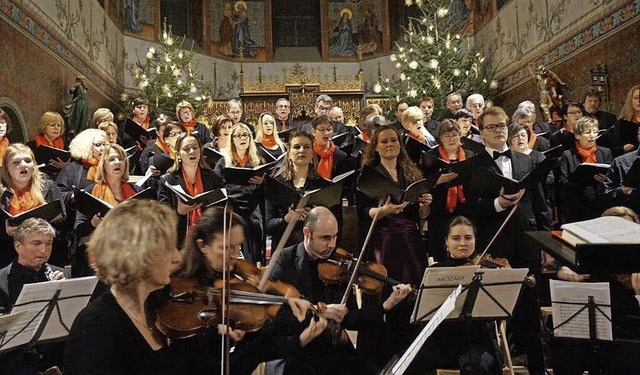 Solisten, Chor und Orchester: Beim Kir...it ausgewogener Musikauswahl geboten.   | Foto: Anne Freyer