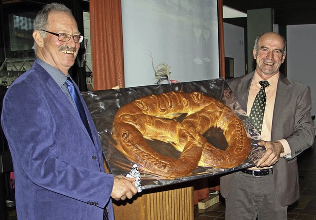 Der stellvertretende Ortsvorsteher Ott...rsteher Jost Gring eine groe Brezel.  | Foto: Herbert Trogus