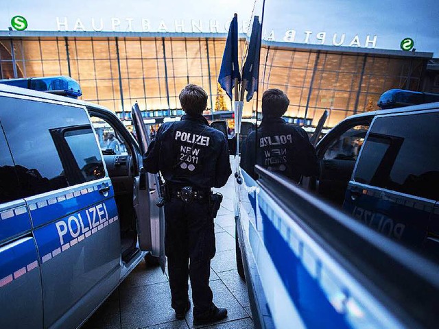 Ein Polizeibeamter am vergangenen Wochenende vor dem  Klner Hauptbahnhof  | Foto: dpa