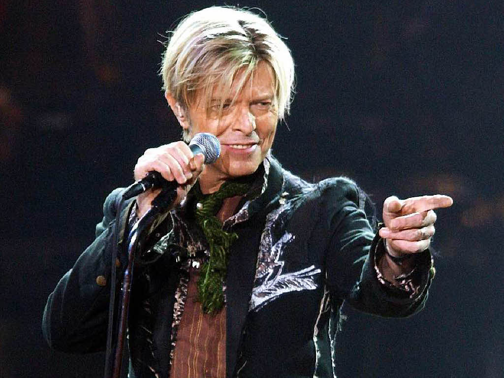 Bowie bei einem Konzert der Reality-Tour 2003 in Hamburg