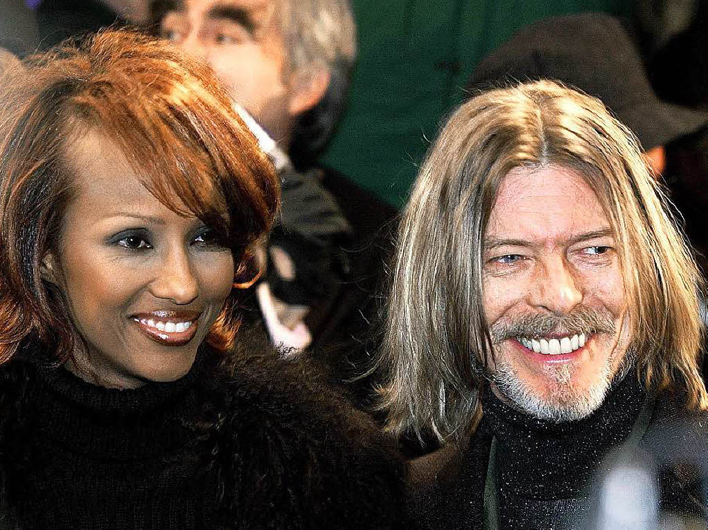 Bowie und seine Ehefrau, das Model Iman 2001 in New York. „Ich habe mich in David Jones verliebt“, sagte sie in einem Interview. „Ich habe mich nicht in David Bowie verliebt. Bowie ist eine Kunstfigur, ein Snger, ein Entertainer.David Jones ist der Mann, den ich kennenlernte.“