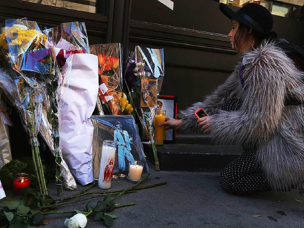Vor Bowies Wohnung in New York legten Fans Blumen nieder und zndeten Kerzen an.
