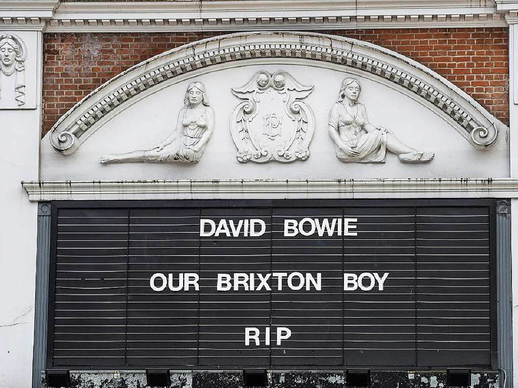 Ein Kino im Londoner Stadtteil Brixton erinnerte am Montag an David Bowie, „unseren Jungen aus Brixton“.