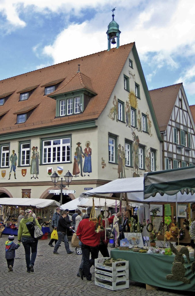In Haslach vor dem historischen Rathau... zeigt den jahresblichen Fastenmarkt.  | Foto: Ban