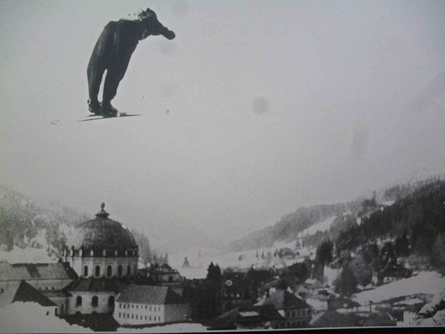 Ein Skispringer, der von der Ernst-Baa...nze in St. Blasien aus ins Tal fliegt.  | Foto: Thomas Mutter
