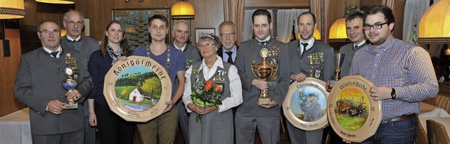 Um das neugekrnte Knigspaar scharen ...angler, Lothar Hug, Danile Schindler.   | Foto: Horst Dauenhauer