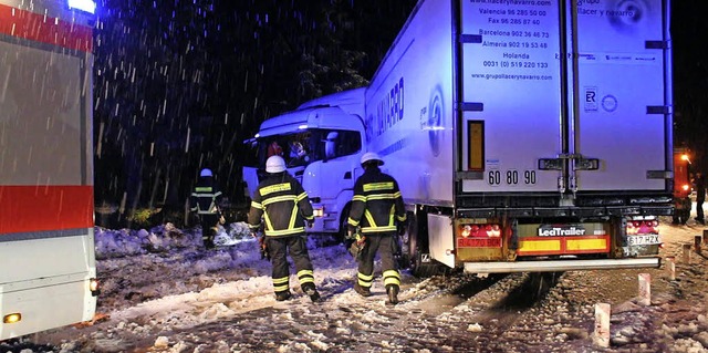 Ein spanischer Laster ist in der Nacht...iss ein Tank auf und Diesel lief aus.   | Foto: Kamera 24