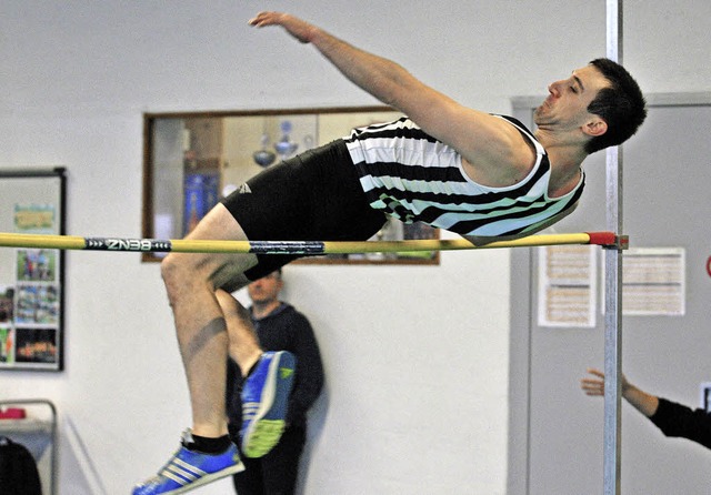 Gelungener Flopp ins Jahr 2016:  Vierf...eger Emanuel Pangerl vom TB Lffingen   | Foto: ottmar heiler