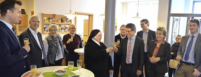Ordensschwester Ortraud vom Haus Linde...rger waren zum Gratulieren gekommen.   | Foto: Markus Donner