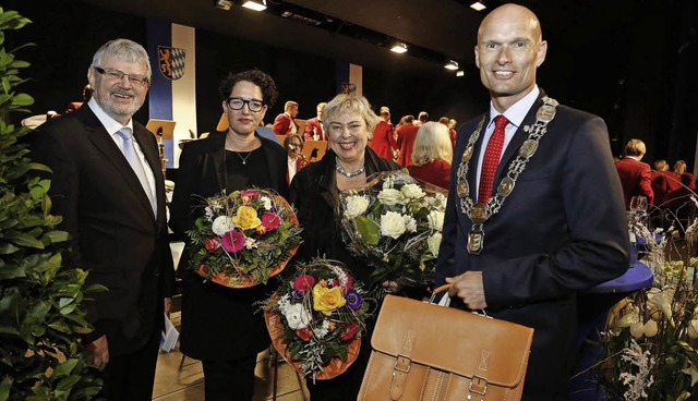 Dirk Elkemann (rechts) erhielt von Alt... und Patricia Schaidhammer  (rechts).   | Foto: Pfeifer