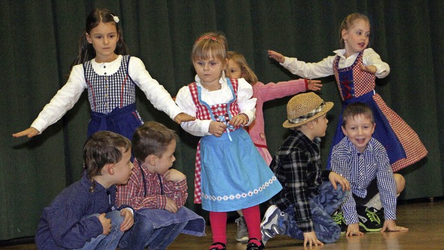 Die Kinder des Kindergartens Achkarren erfreuten  mit ihren lustigen Beitrgen.   | Foto: Herbert trogus