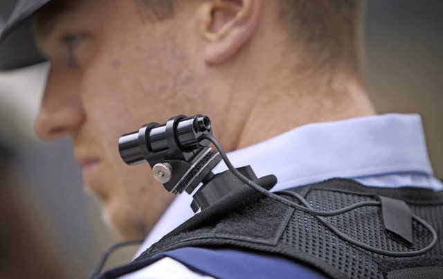 Ein Polizist trgt  eine mobile Miniat...g knftig verstrkt berwacht werden.   | Foto: dpa