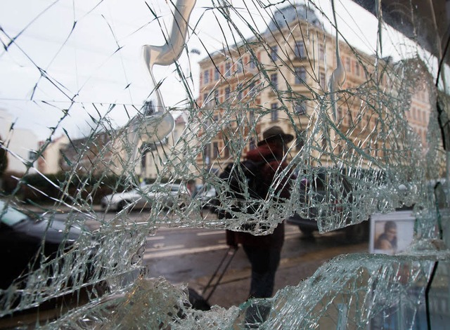 Zerstrte Fensterscheibe in Connewitz   | Foto: DPA