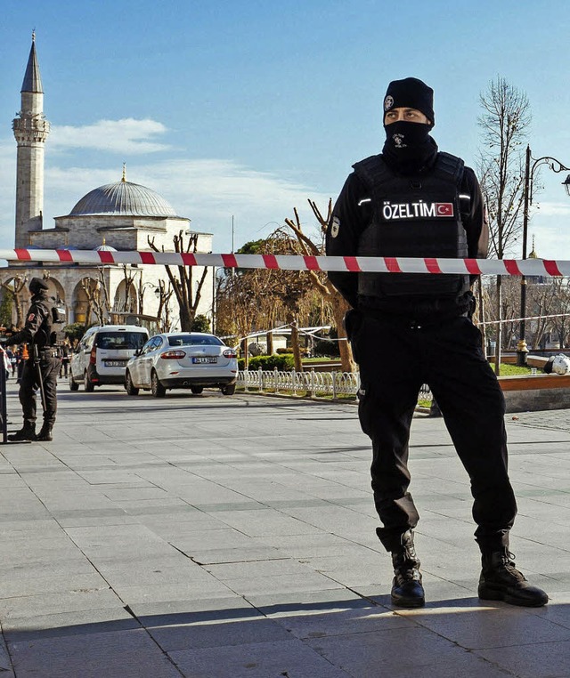 Ein Polizist sichert den Tatort in Istanbul.  | Foto: dpa